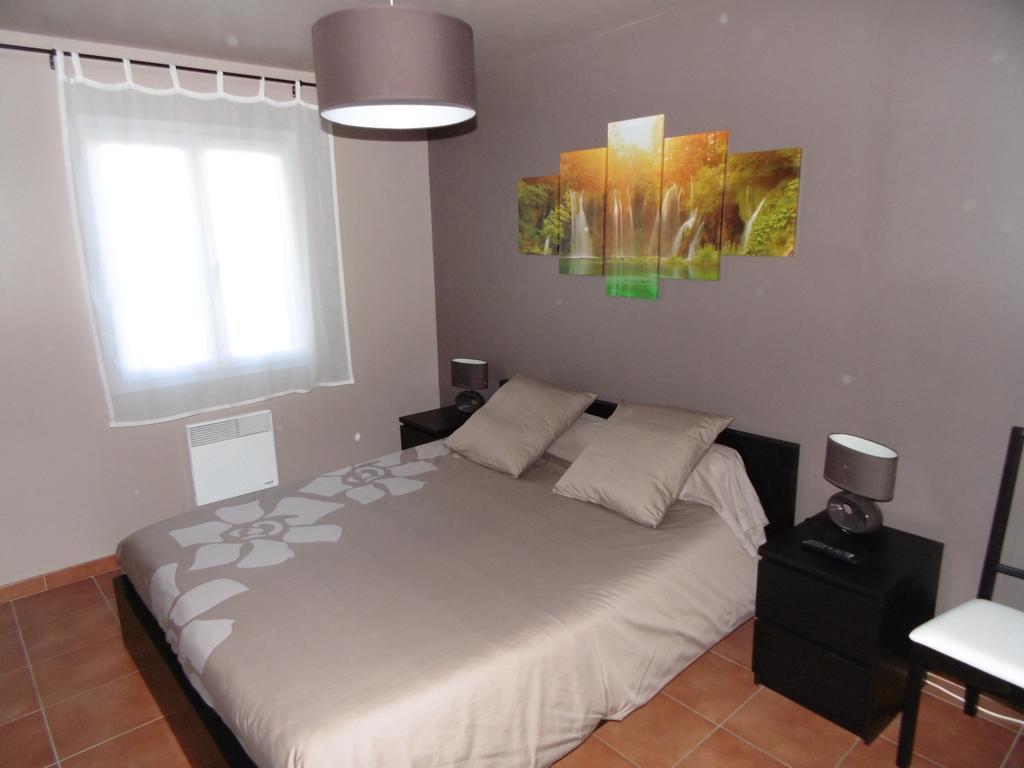 Bed and Breakfast Les Terrasses De Valensole Zimmer foto
