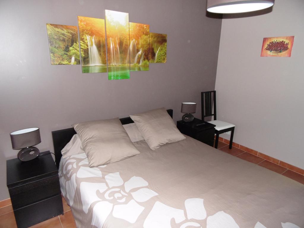 Bed and Breakfast Les Terrasses De Valensole Zimmer foto